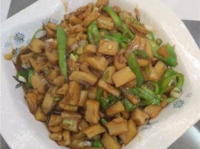 锅内藕丁烧开，盖干焖一会，待酱汁收干之后加入葱青椒蒜末拌均，就可以出锅啦