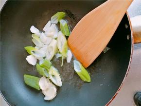 热锅冷油，放入葱姜蒜爆炒出香味