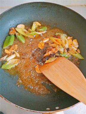 炒出红油后加汤（水）煮沸5分钟后在煮菜，这样更入味