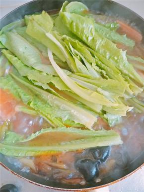 先放不好煮的荤菜，再放蔬菜