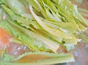 先放不好煮的荤菜，再放蔬菜