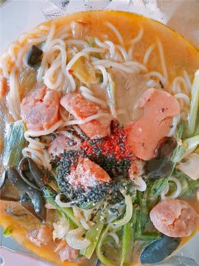 菜煮好后出锅，开始放入少许蚝油、芝麻酱（可不放），鸡精、盐，花椒粉，辣椒面及芝麻。