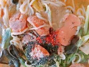 菜煮好后出锅，开始放入少许蚝油、芝麻酱（可不放），鸡精、盐，花椒粉，辣椒面及芝麻。