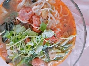 锅内热油，油温尽量高一些，淋在刚刚的调味品上，呛一下味，撒上香菜即可。