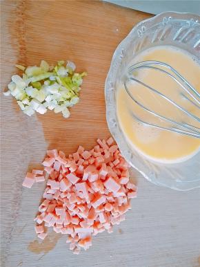 鸡蛋加水打散，火腿切丁，小葱切碎备用