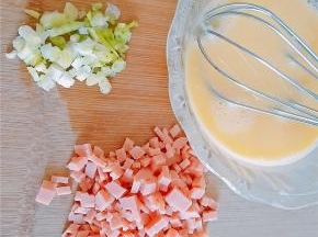 鸡蛋加水打散，火腿切丁，小葱切碎备用