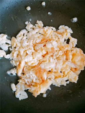 热锅冷油，油温尽可能热一点，这样可以去鸡蛋的腥味，炒散鸡蛋