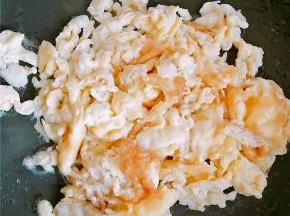 热锅冷油，油温尽可能热一点，这样可以去鸡蛋的腥味，炒散鸡蛋