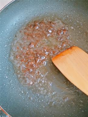 热锅冷油，油温热了后加入黄豆酱翻炒