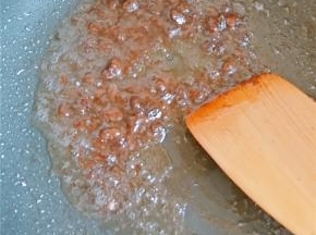 热锅冷油，油温热了后加入黄豆酱翻炒