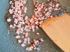酱充分混合后放入火腿丁