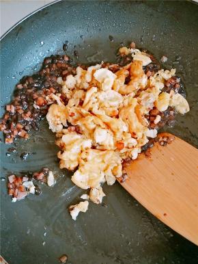 放入鸡蛋继续炒