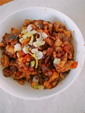 炒匀后，最重要的炸酱面的酱就完成了，接下来煮面