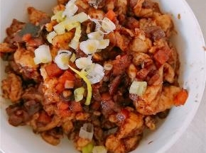 炒匀后，最重要的炸酱面的酱就完成了，接下来煮面