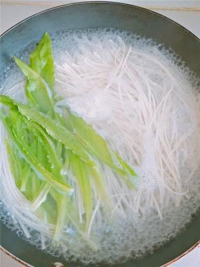 煮面条的时候，可放一些青菜一起煮