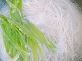 煮面条的时候，可放一些青菜一起煮