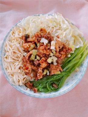 煮好的面盛出来，浇上炒好的酱，一款简单又美味的炸酱面就完成啦