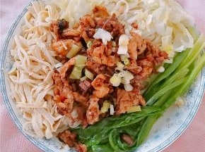 煮好的面盛出来，浇上炒好的酱，一款简单又美味的炸酱面就完成啦