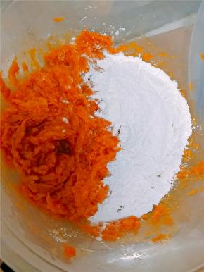 南瓜切块放入微波炉高火5分钟，取出后用勺子压成泥，晾凉后加入糯米粉及少许中筋面粉。