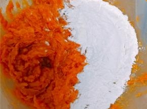 南瓜切块放入微波炉高火5分钟，取出后用勺子压成泥，晾凉后加入糯米粉及少许中筋面粉。