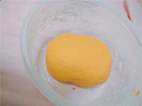 揉制成面团，面粉逐渐加入，量就是面团不粘手即可，盖上保鲜膜醒15分钟
