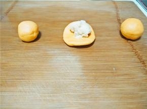 取一小团，捏成饼皮，包入奶黄馅（豆沙馅也行）