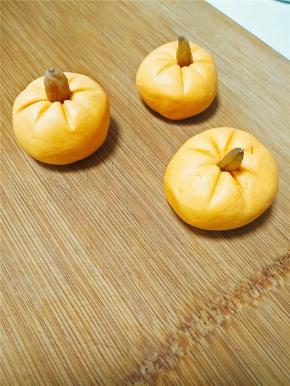 包好的揉搓成光滑的圆团，用牙签压出南瓜的纹路，并用葡萄干作为南瓜枝