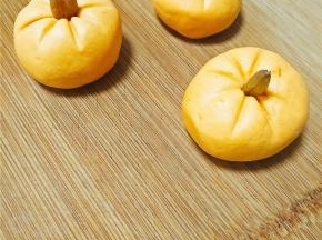 包好的揉搓成光滑的圆团，用牙签压出南瓜的纹路，并用葡萄干作为南瓜枝