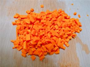 南瓜切丁，尽可能小