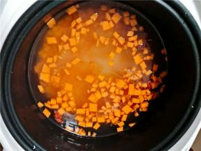 小米、玉米渣、枸杞洗净放入电饭煲内，加入水，喜欢和浓稠的可以少加一点水，放入切好的南瓜一起煮