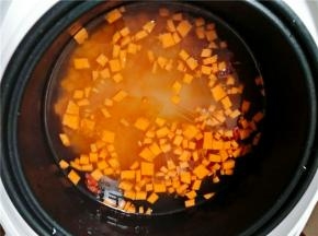 小米、玉米渣、枸杞洗净放入电饭煲内，加入水，喜欢和浓稠的可以少加一点水，放入切好的南瓜一起煮