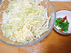 白菜切丝，辣椒切碎