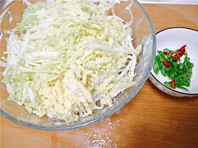 白菜切丝，辣椒切碎