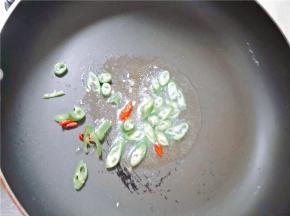 热锅冷油，爆香辣椒碎。