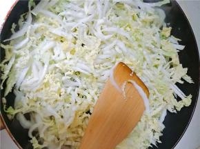 放入白菜翻炒