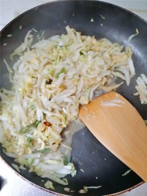 白菜抄软后放适量鸡精、花椒粉、蚝油、少许海鲜酱油，五香粉调味。
