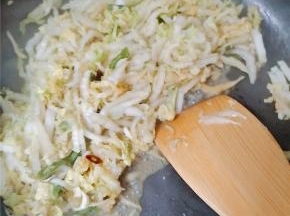 白菜抄软后放适量鸡精、花椒粉、蚝油、少许海鲜酱油，五香粉调味。