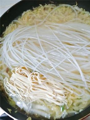 炒匀调味品后加水煮沸加盐调味，再煮3分钟，放入米粉和豆腐丝