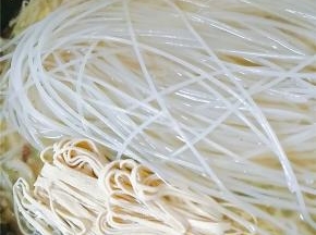 炒匀调味品后加水煮沸加盐调味，再煮3分钟，放入米粉和豆腐丝