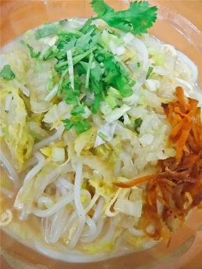 米粉煮软后出锅即可，放上香菜和榨菜