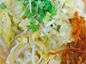 米粉煮软后出锅即可，放上香菜和榨菜