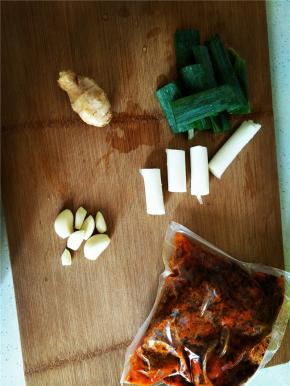 火锅底料炒制，所需食材如下
