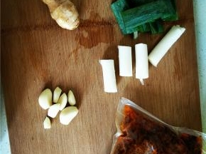 火锅底料炒制，所需食材如下