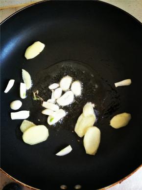 炒锅热锅，然后放入姜蒜爆炒香味