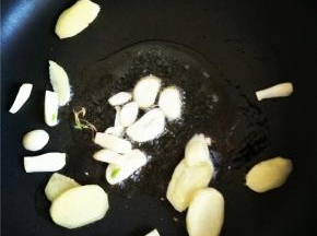 炒锅热锅，然后放入姜蒜爆炒香味