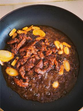 香味扑鼻后加入超市买的火锅底料，翻炒