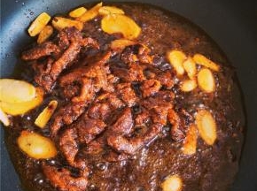 香味扑鼻后加入超市买的火锅底料，翻炒