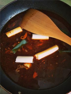 炒出红油后，加水熬制，此时放入葱段