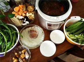 电饭煲里的汤熬开后，口水预流的火锅宴即将开启