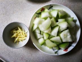 冬瓜切块、姜去皮切丝备用